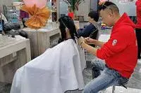 春節(jié)臨近理發(fā)店進入過年模式