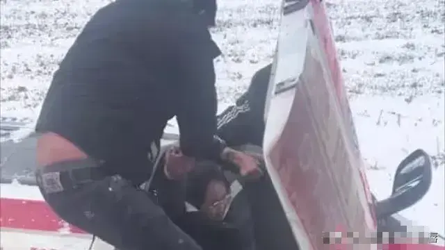 救護車雪天翻進地里 2男子救出3人