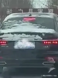 救護車雪天翻進地里 2男子救出3人