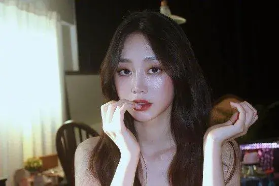 前女團成員解散后在工廠做女工