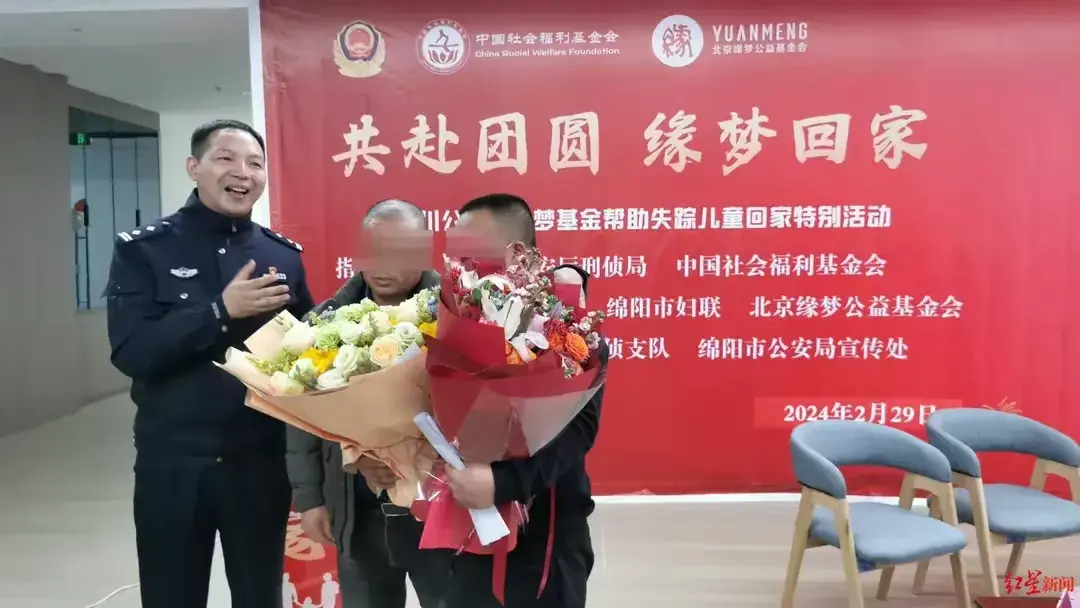 養(yǎng)父臨終告知身世 小伙千里尋親