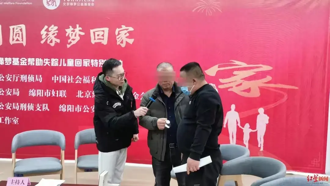 養(yǎng)父臨終告知身世 小伙千里尋親