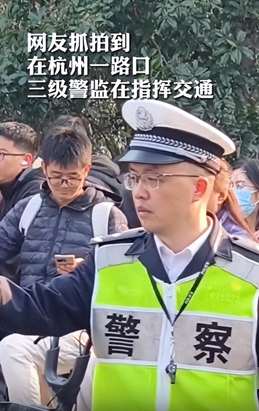 網友拍到三級警監在路口指揮交通