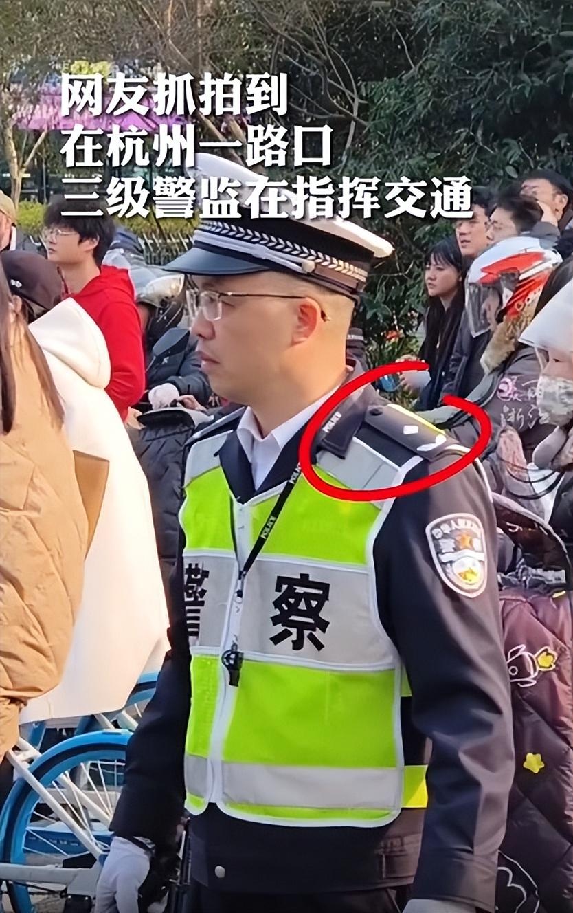 網友拍到三級警監在路口指揮交通
