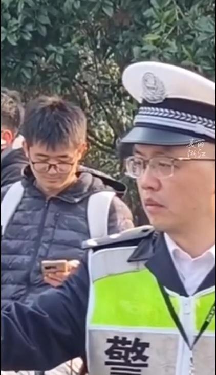 網友拍到三級警監在路口指揮交通