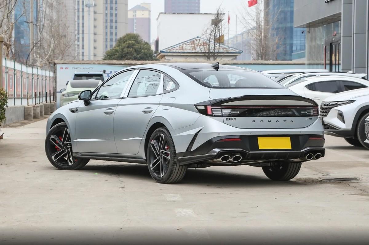 僅13.98萬起,車長超4米9,入門就配170馬力,實拍第十一代索納