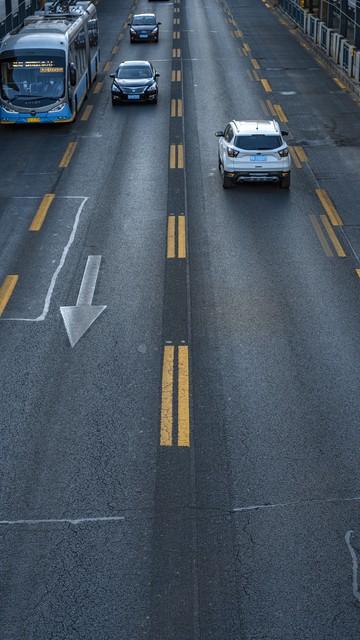 前車堵在路口不動,后車壓實線變道被扣3分?交警:不懂下次照罰