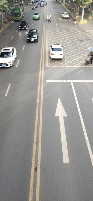 前車堵在路口不動,后車壓實線變道被扣3分?交警:不懂下次照罰