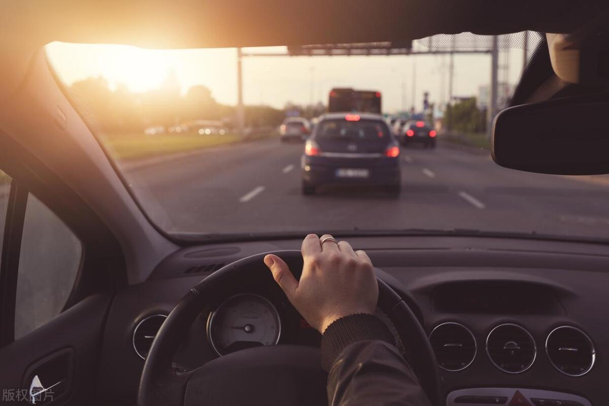 前車堵在路口不動,后車壓實線變道被扣3分?交警:不懂下次照罰