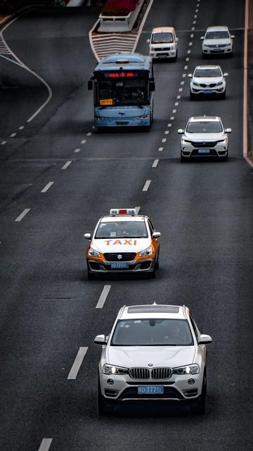 前車堵在路口不動,后車壓實線變道被扣3分?交警:不懂下次照罰