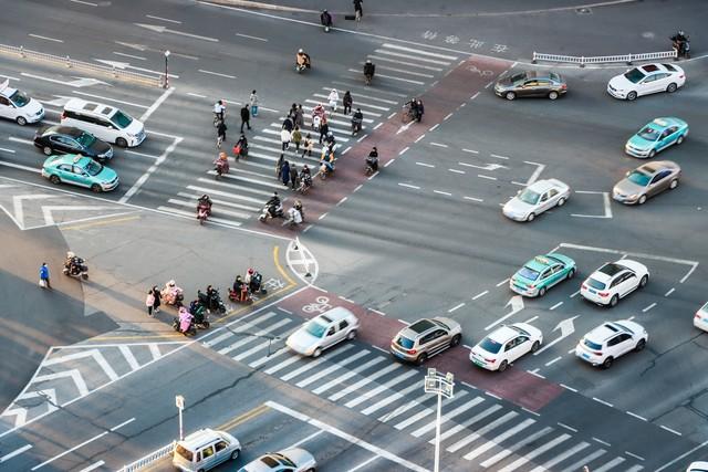 前車堵在路口不動,后車壓實線變道被扣3分?交警:不懂下次照罰