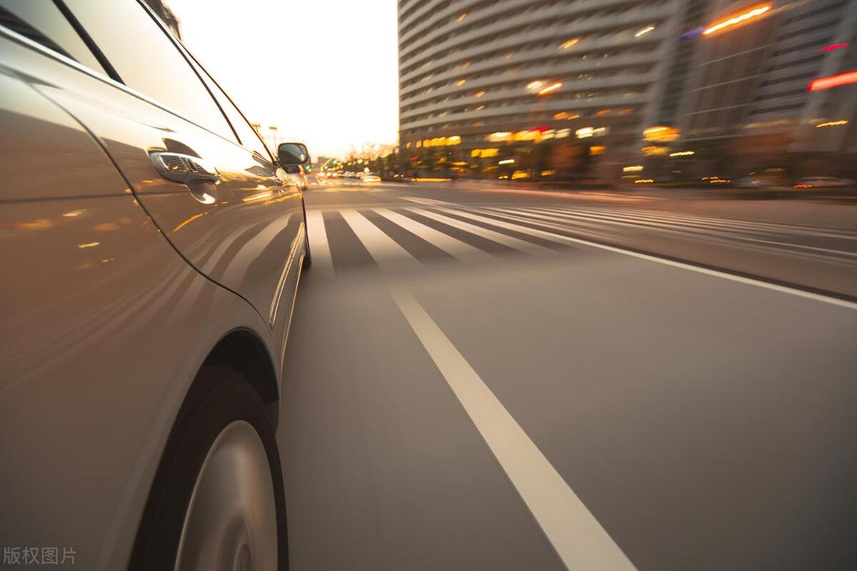 前車堵在路口不動,后車壓實線變道被扣3分?交警:不懂下次照罰