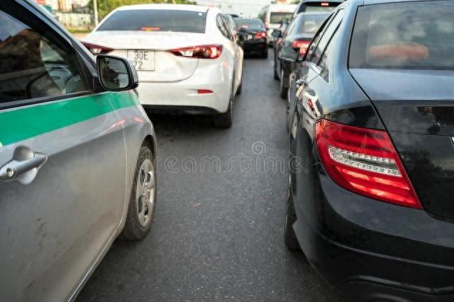 開車遭遇加塞,撞上去算誰的全責?交警提醒:別吃虧在這里!