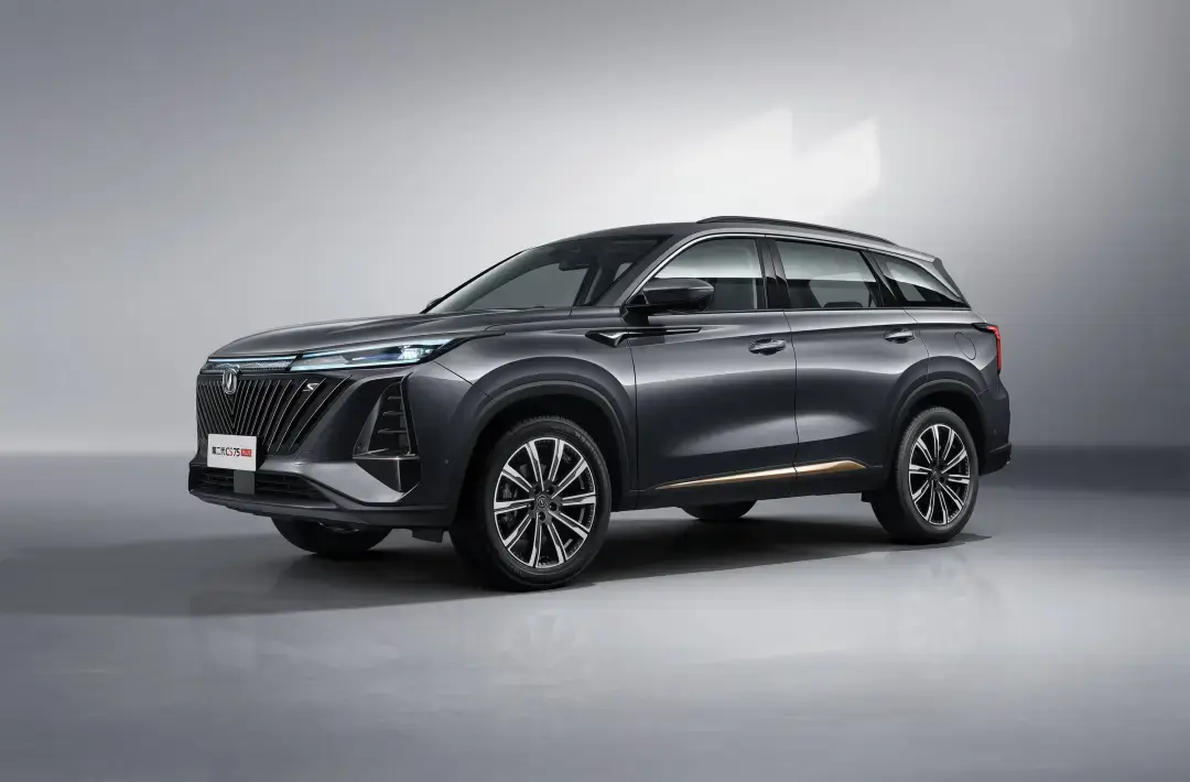 2025款長安CS75plus正式發布,全新的外觀內飾,1.5T+8AT,確實香