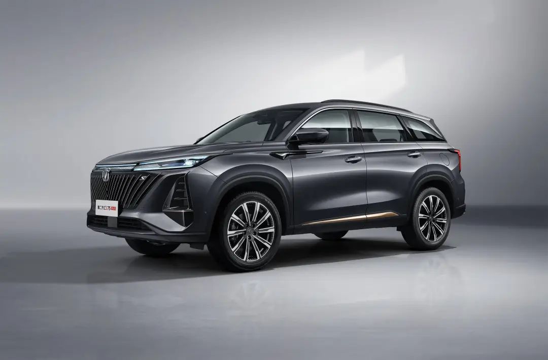 2025款長安CS75plus正式發布,全新的外觀內飾,1.5T+8AT,確實香