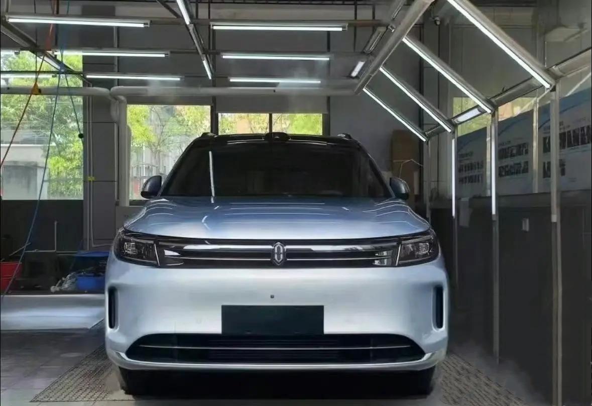 新問界M7實(shí)車曝光,前臉重新設(shè)計(jì),競(jìng)爭理想L7,這顏值你打幾分?