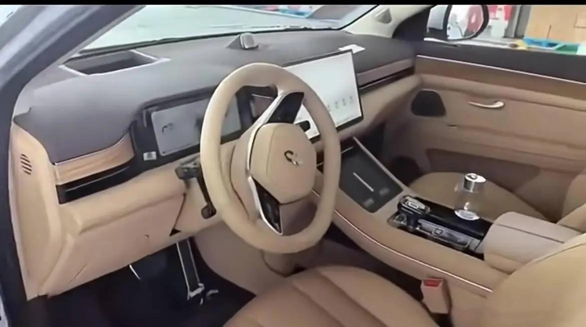 新問界M7實(shí)車曝光,前臉重新設(shè)計(jì),競(jìng)爭理想L7,這顏值你打幾分?