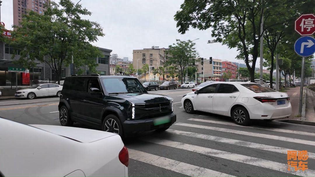 電車要不要裝護板?我還是沒扛住,給iCAR 03裝了護板