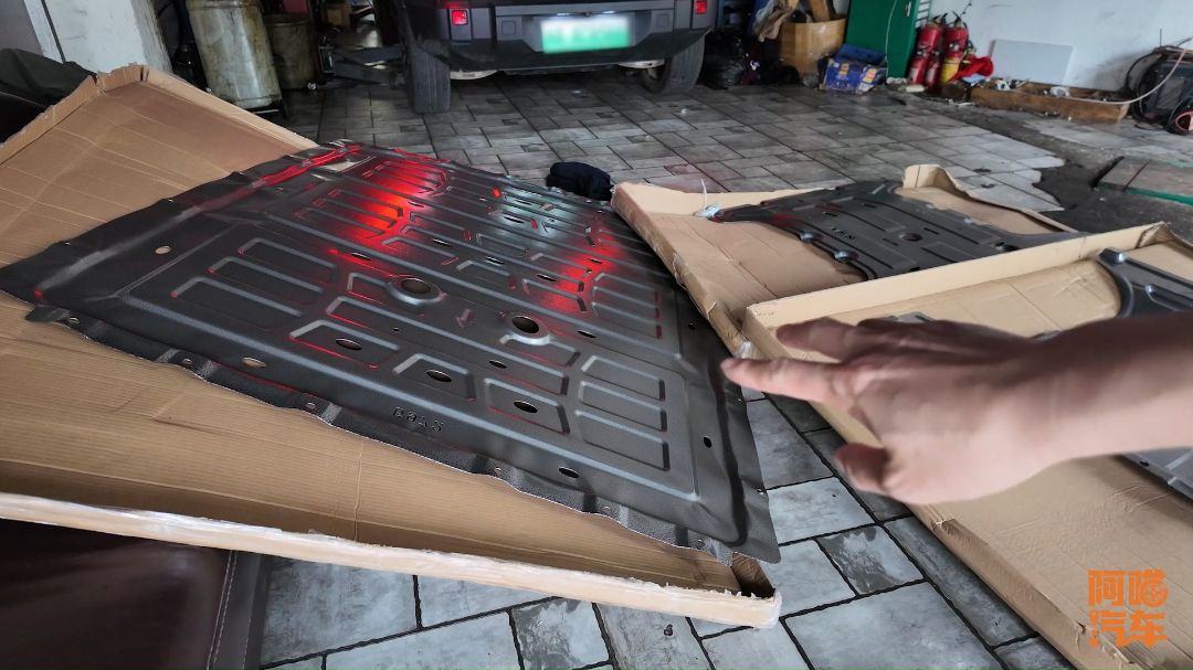 電車要不要裝護板?我還是沒扛住,給iCAR 03裝了護板