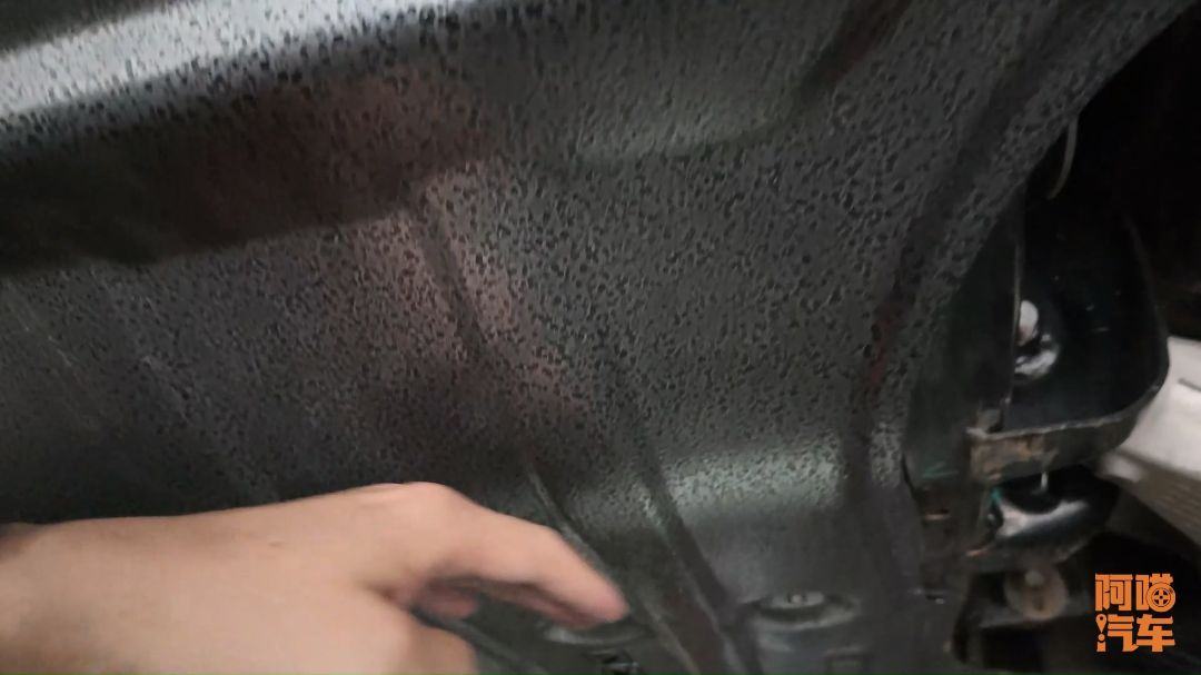 電車要不要裝護板?我還是沒扛住,給iCAR 03裝了護板