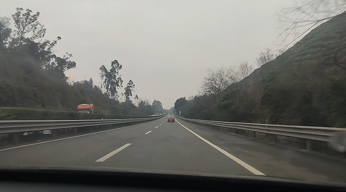 新手司機開車容易犯5個致命錯誤,危險就發生在一瞬間,要盡快改