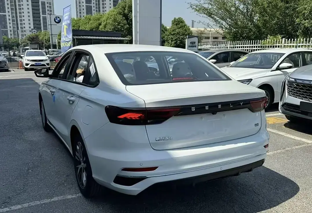 4.98萬(wàn)?第4代吉利帝豪實(shí)車到店,卡羅拉還咋賣?