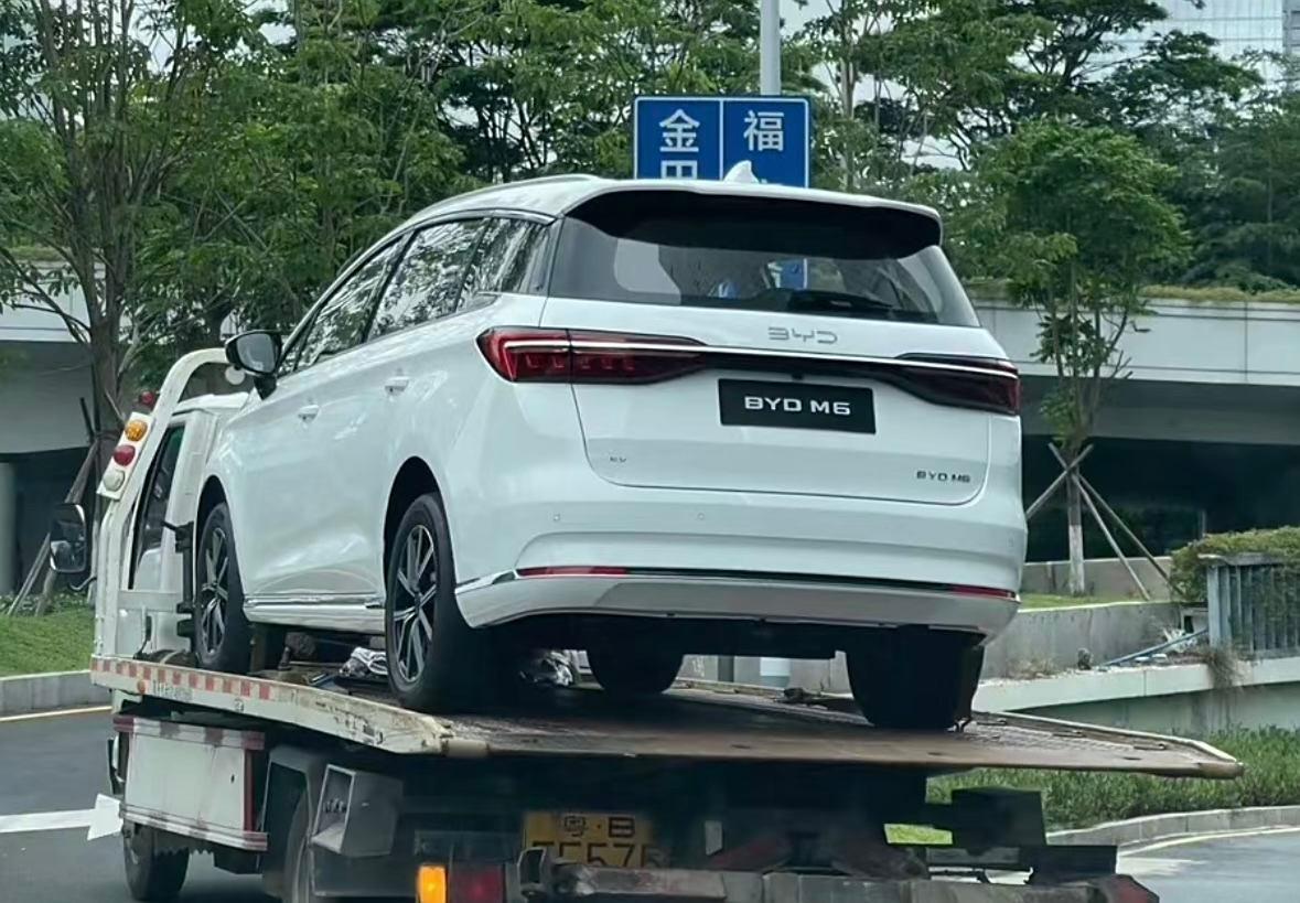 比亞迪M6實車曝光,宋MAX又回來了?