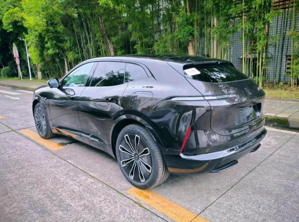車尾設計非常個性,阿維塔07實車圖曝光