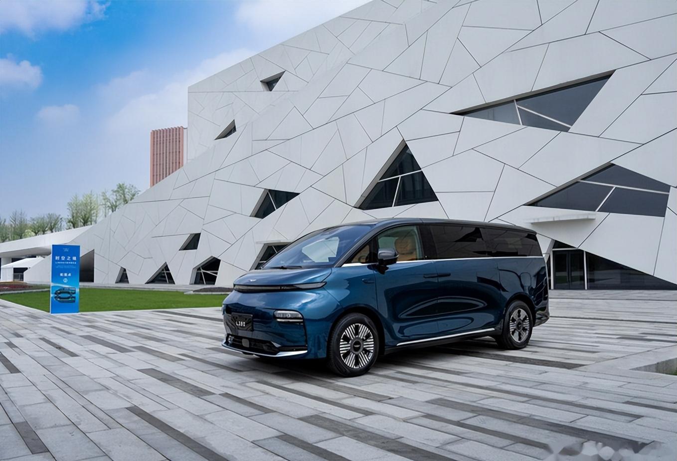 續航超800km,或下月上市!吉利全新純電8座MPV曝光,價格你能接受?