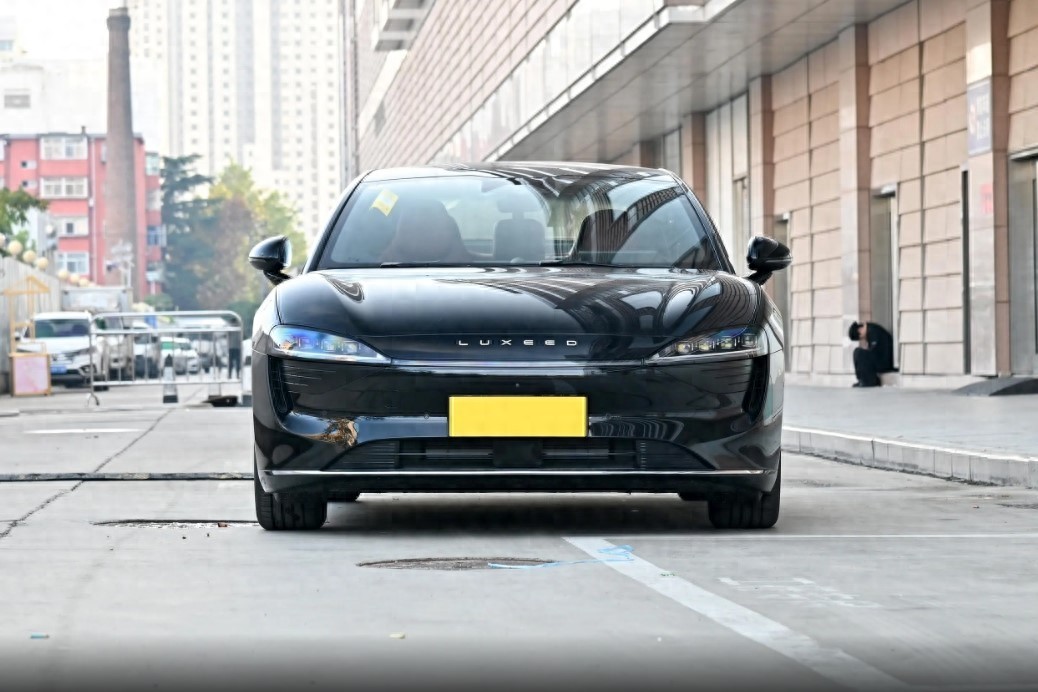 年輕人第一臺轎跑如何選?小米SU7對比智界S7,到底誰更香?