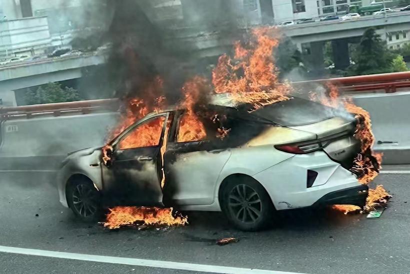 再上硬菜!紅旗HS7 PHEV激光照射也不起火,電池自帶“消防中隊”