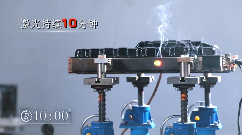 再上硬菜!紅旗HS7 PHEV激光照射也不起火,電池自帶“消防中隊”