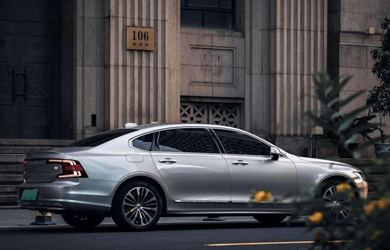 2025年的C級(jí)豪車怎么選?奧迪A6L和沃爾沃S90值得加入購(gòu)物車