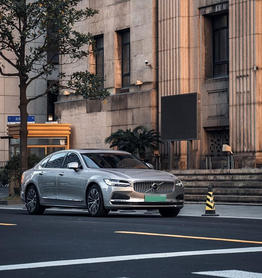 2025年的C級(jí)豪車怎么選?奧迪A6L和沃爾沃S90值得加入購(gòu)物車