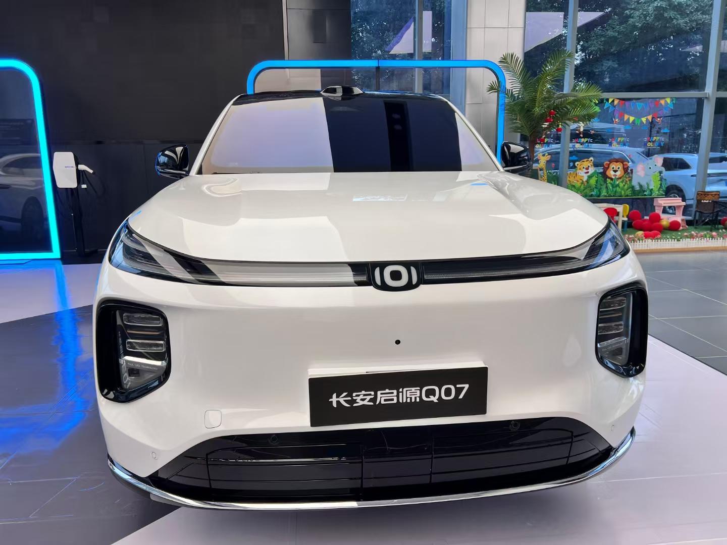 長安啟源Q07實車到店,長超4米8+高階智駕,續航1400km+CDC懸架