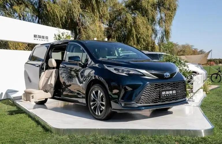 豐田格瑞維亞解析:5.2米大塊頭MPV,2.5L混動+四驅,油耗5.66L