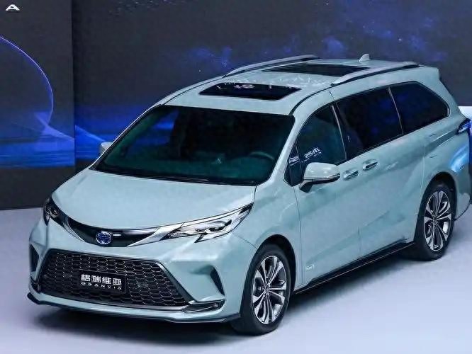 豐田格瑞維亞解析:5.2米大塊頭MPV,2.5L混動+四驅,油耗5.66L