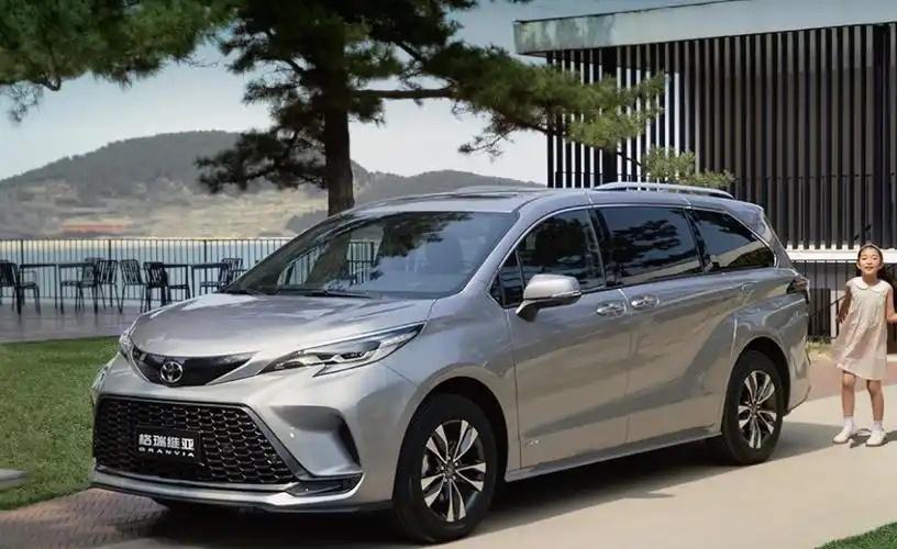 豐田格瑞維亞解析:5.2米大塊頭MPV,2.5L混動+四驅,油耗5.66L