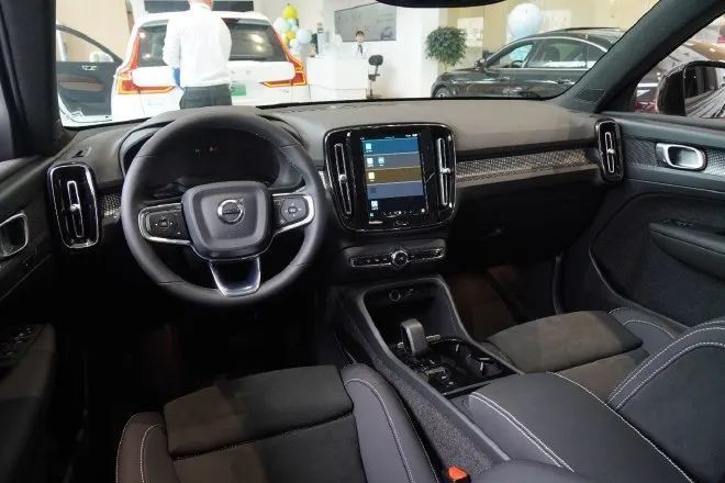 全車黑化,顏值大提升!試駕沃爾沃XC40極夜黑武士