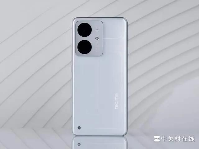 2025中端機大戰(zhàn):iQOO7500mAh不講武德,真我1599掀桌子