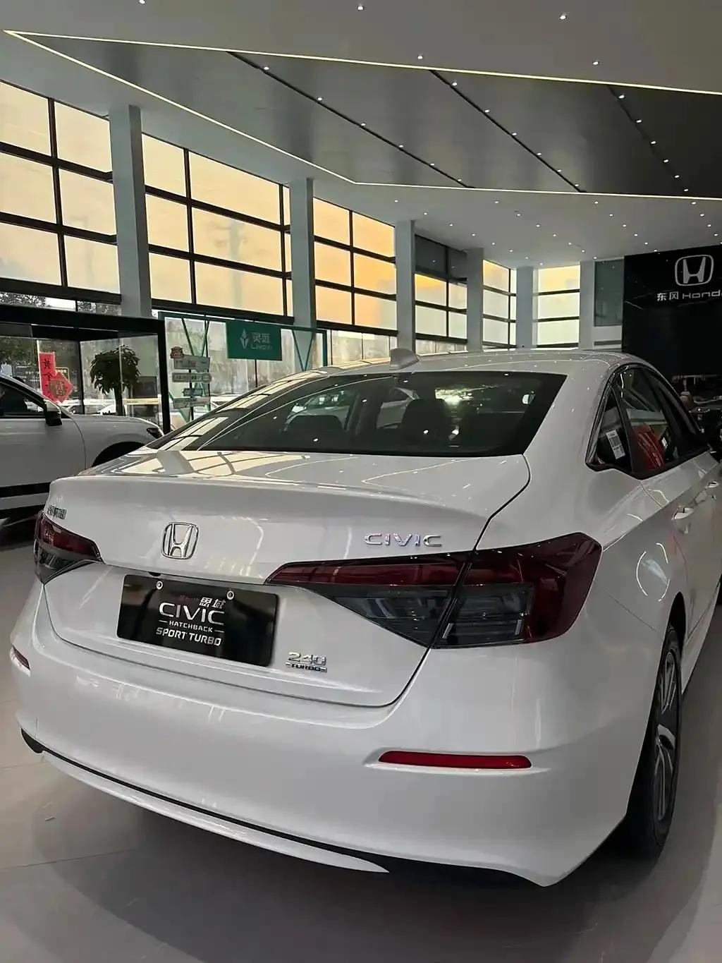 新款本田思域?qū)嵻嚨降辏Q裝TYPE R同款前臉,車機(jī)升級(jí),備胎取消
