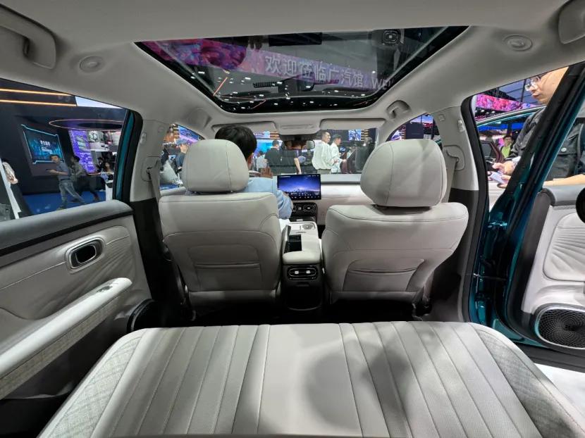 年輕人的第一臺(tái)車該省在哪?拆解埃安UT發(fā)現(xiàn)安全配置沒縮水
