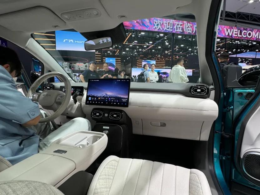 年輕人的第一臺(tái)車該省在哪?拆解埃安UT發(fā)現(xiàn)安全配置沒縮水