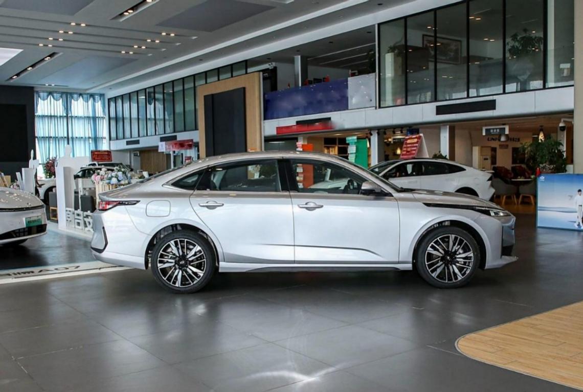10 萬級插混轎車爭鋒:五菱星光、秦 L 與啟源 A05 誰能稱霸?